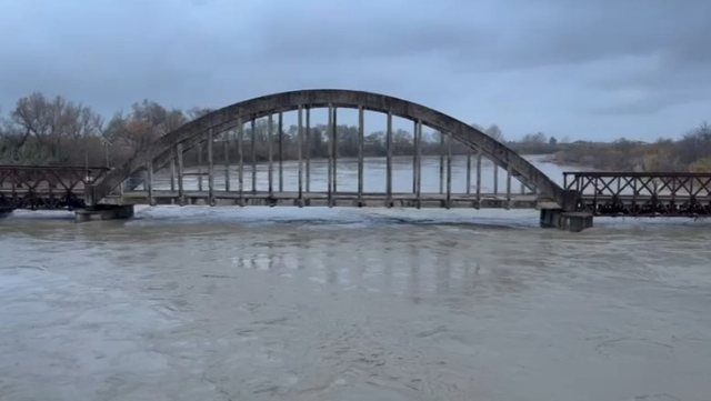 Moti i keq: Lumi Vjosa del nga shtrati, bllokohet aksi Gjirokastër-Kakavijë
